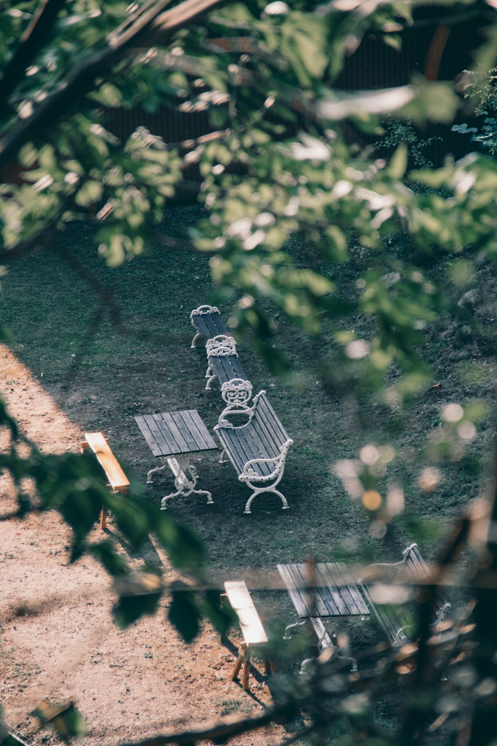 Un gruppo di panchine in un parco