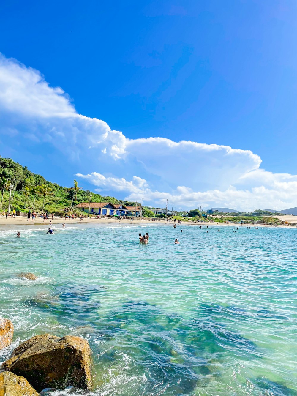 Una playa con gente nadando