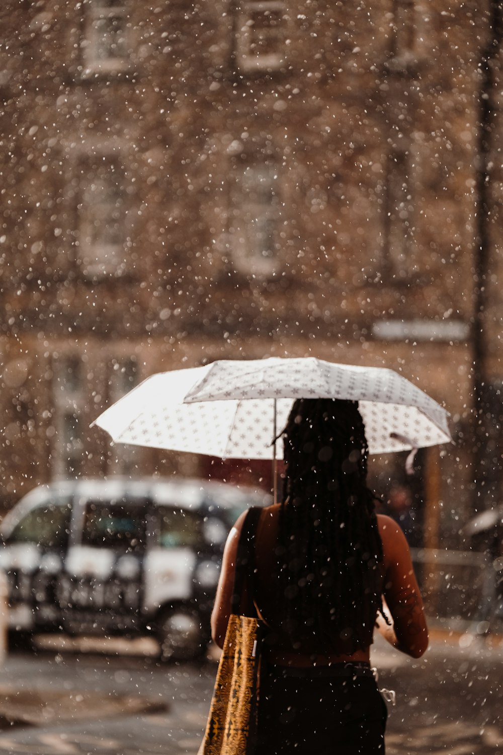 uma mulher que segura um guarda-chuva