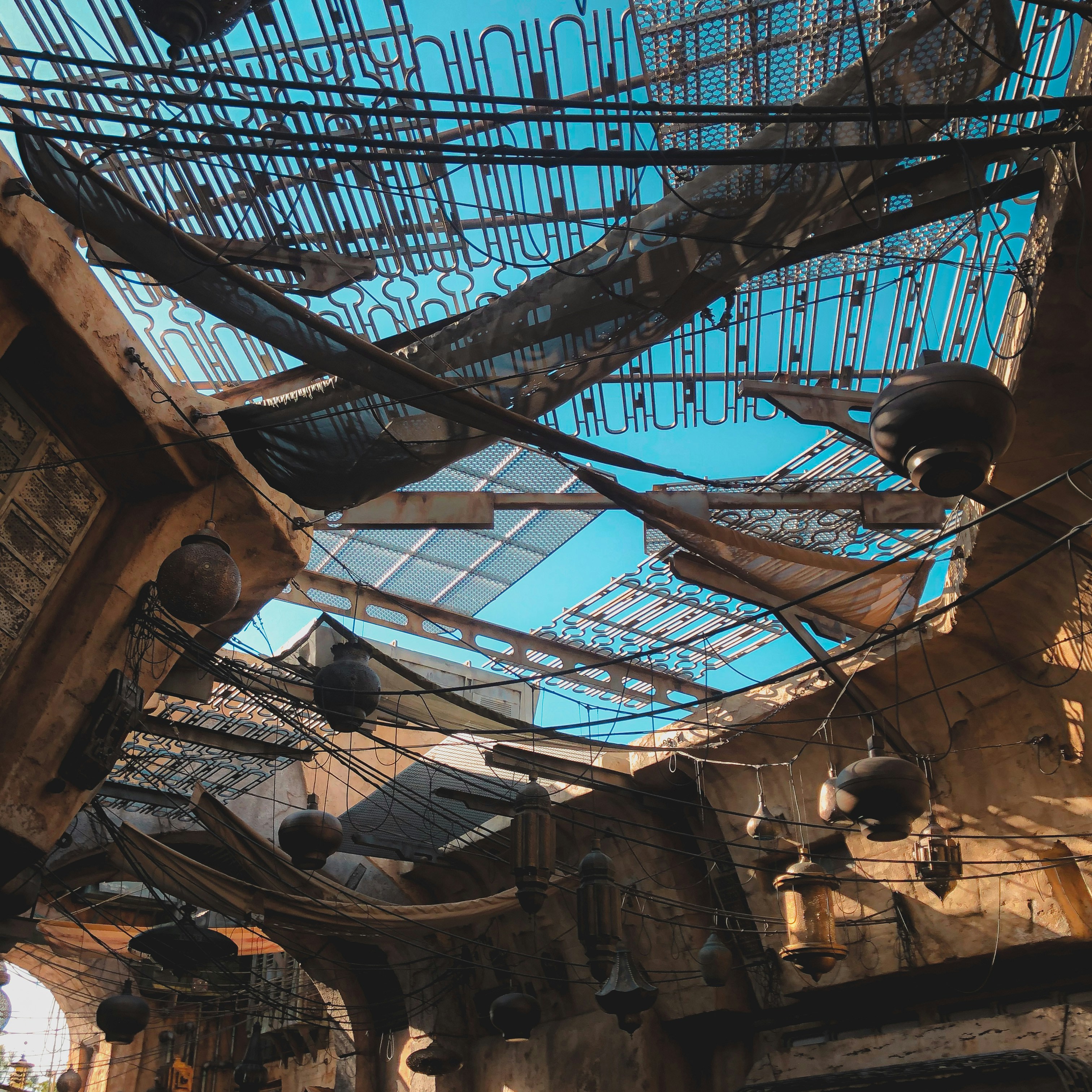 ガラス天井の大きな金属構造