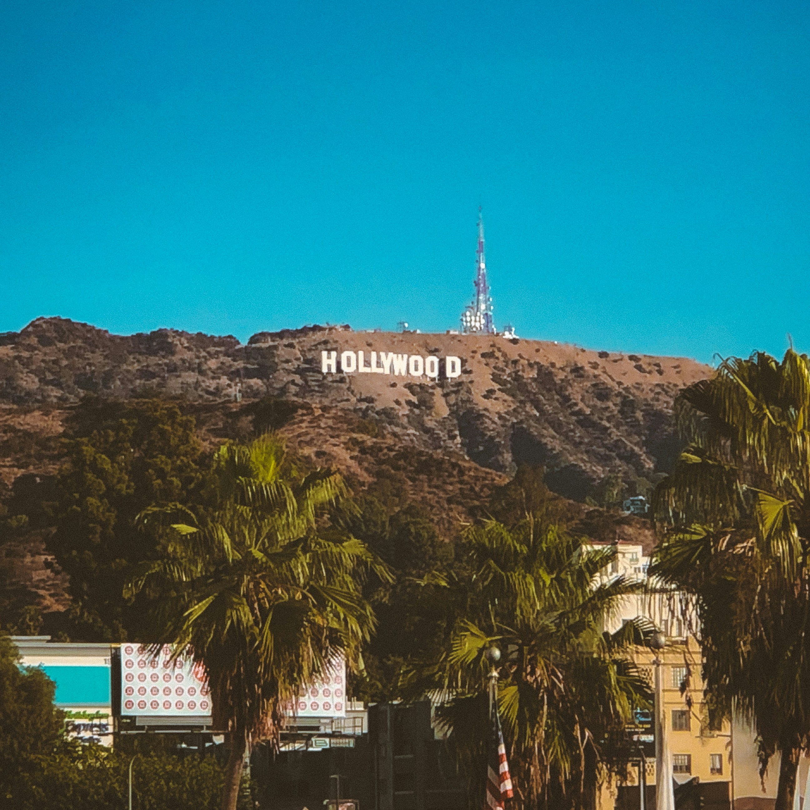 ハリウッドサインを背景にした丘の高い塔