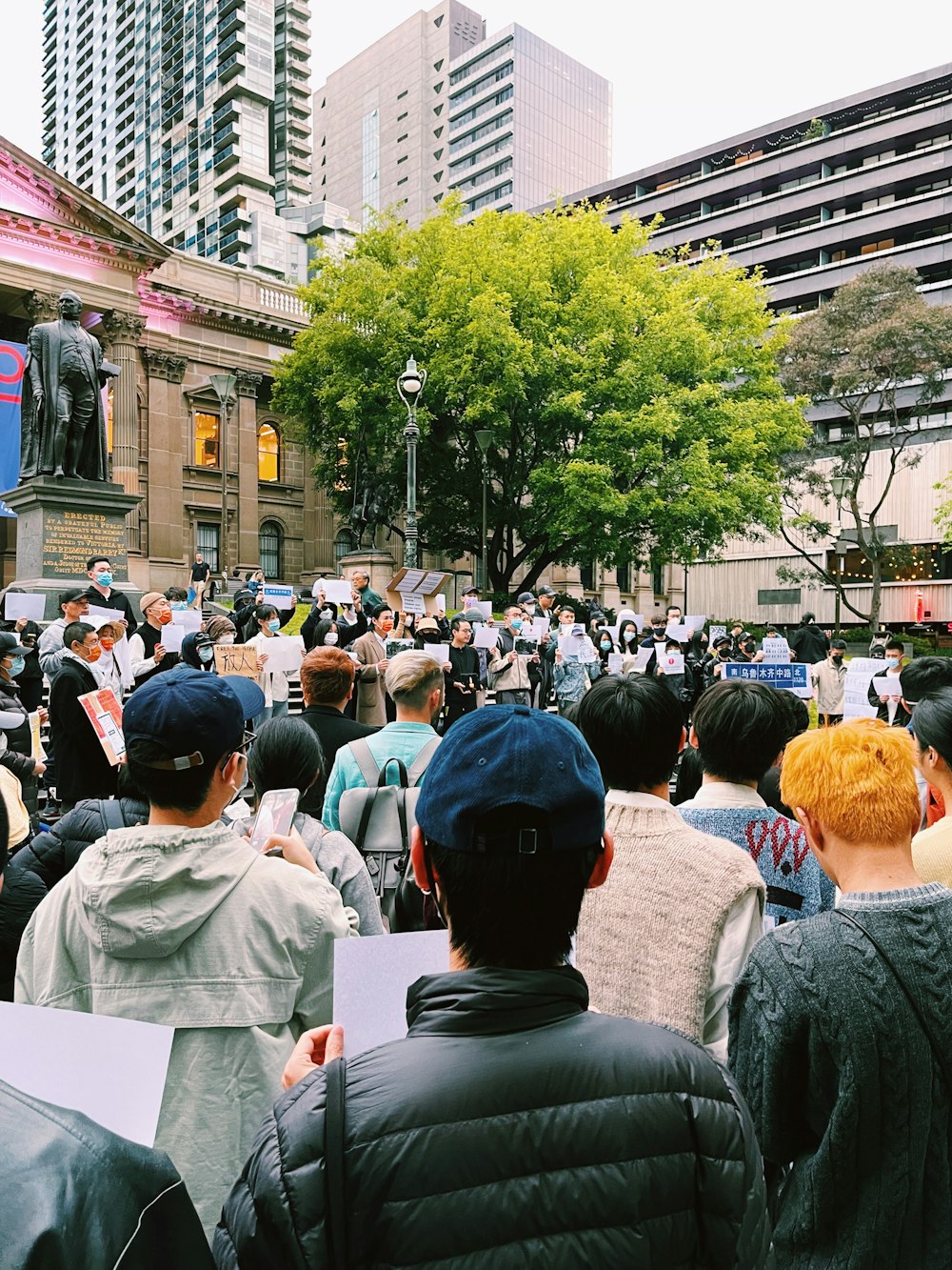 Un grupo de personas en una calle