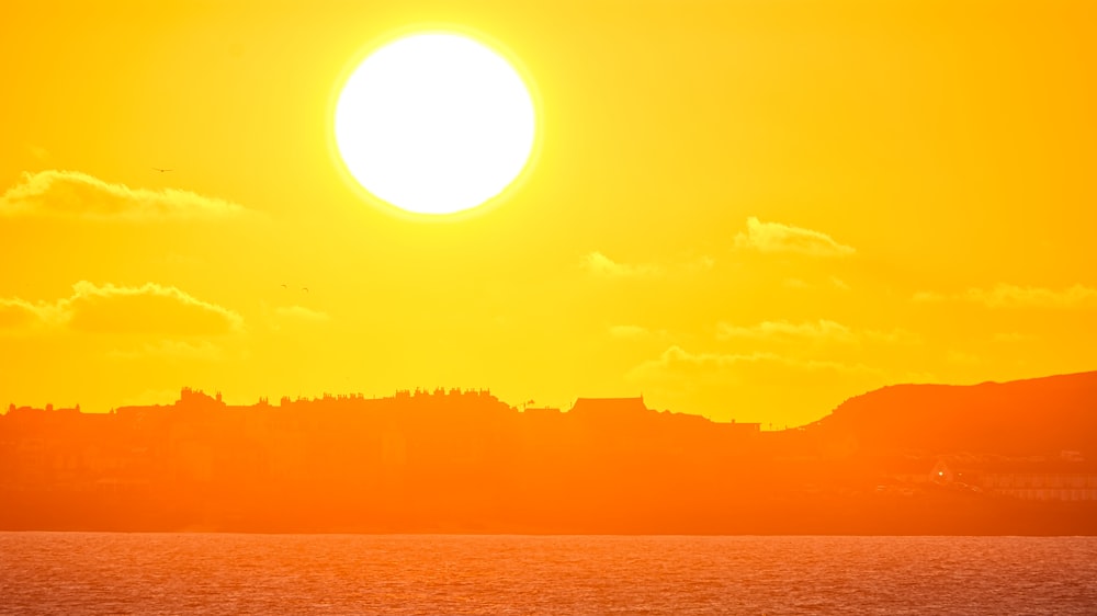 Una puesta de sol sobre un cuerpo de agua