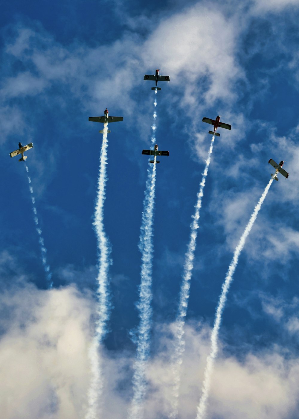 planes flying in formation