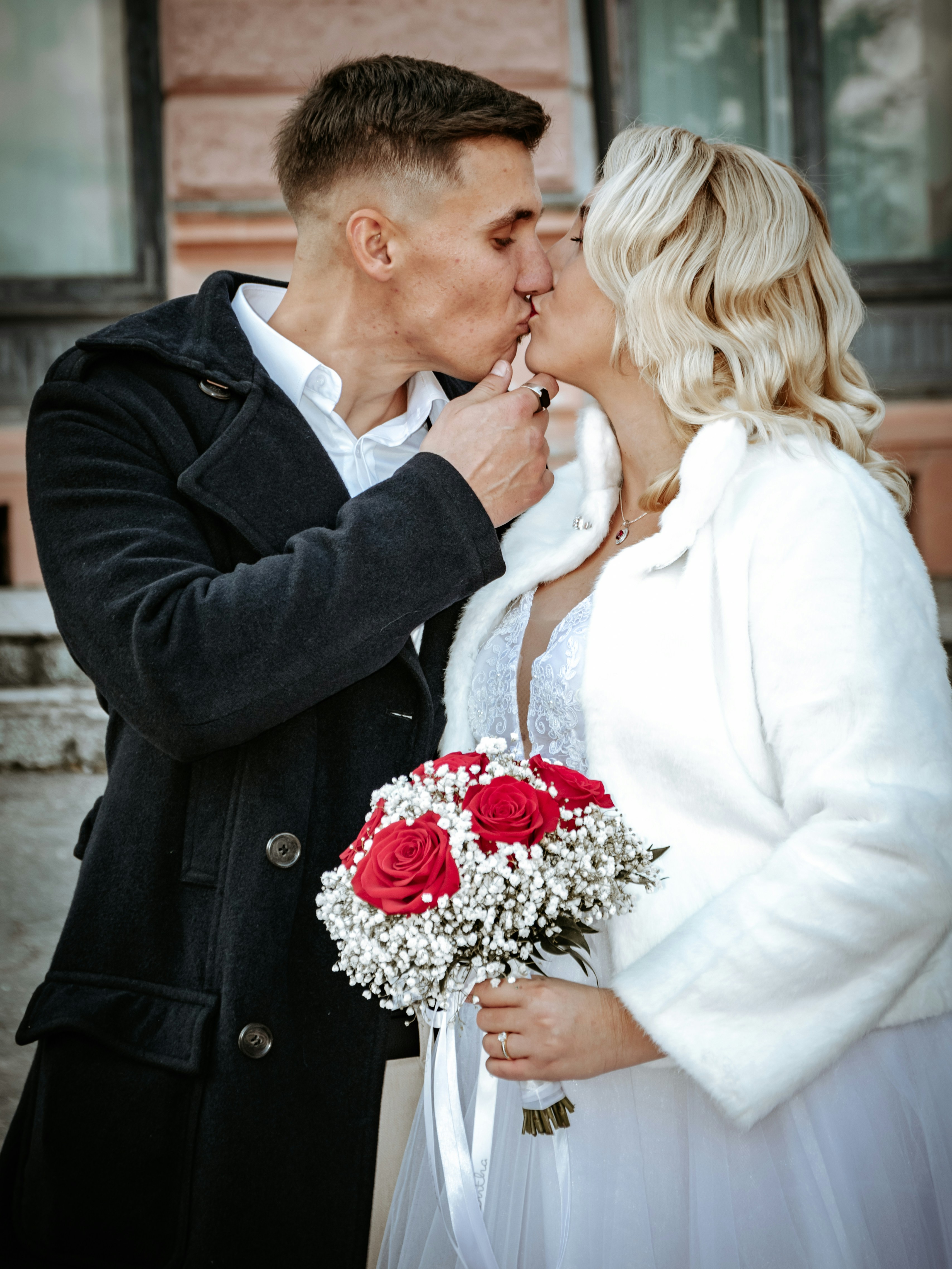 Un homme et une femme s’embrassent