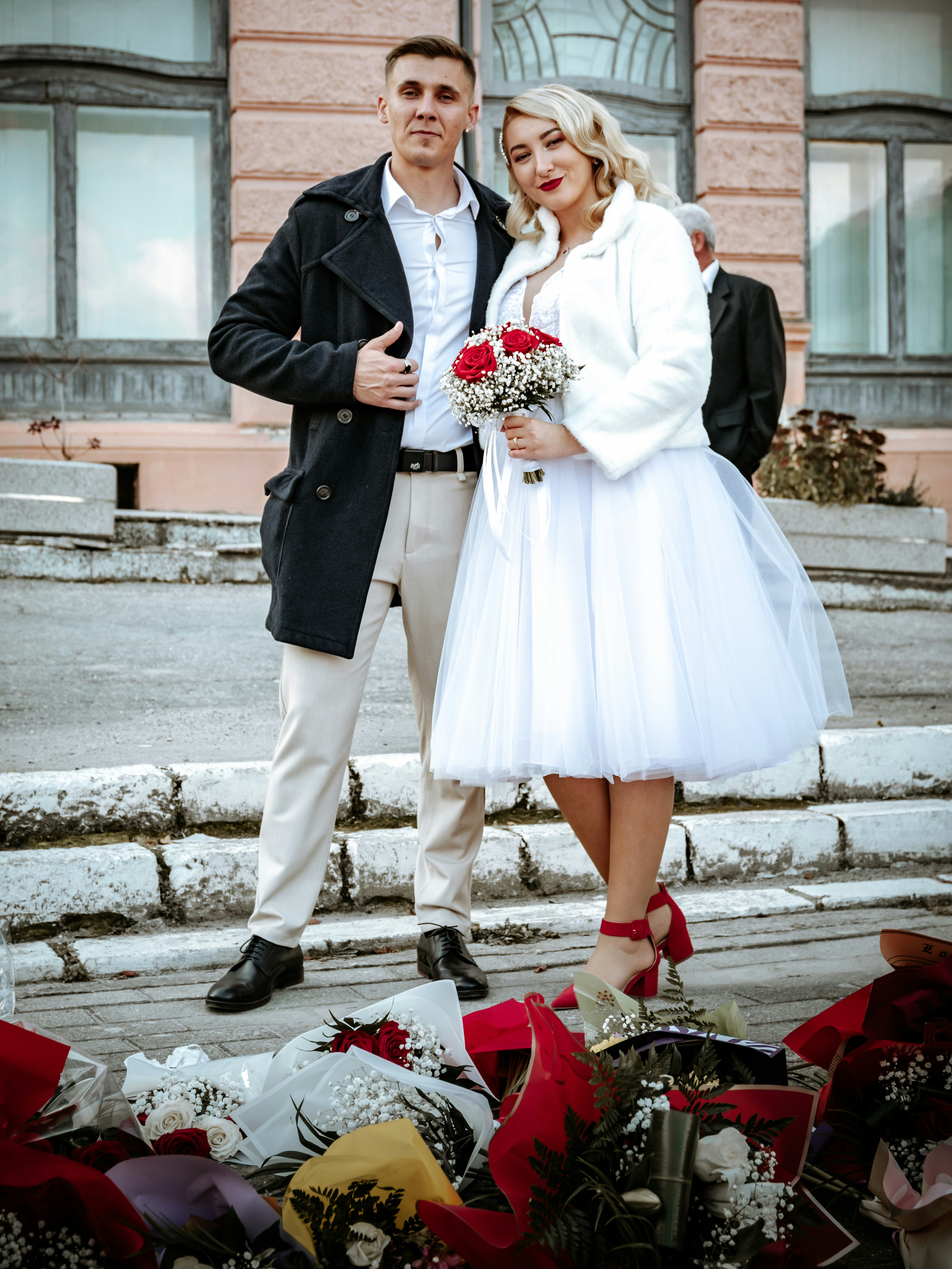 Un homme et une femme marchant dans une rue