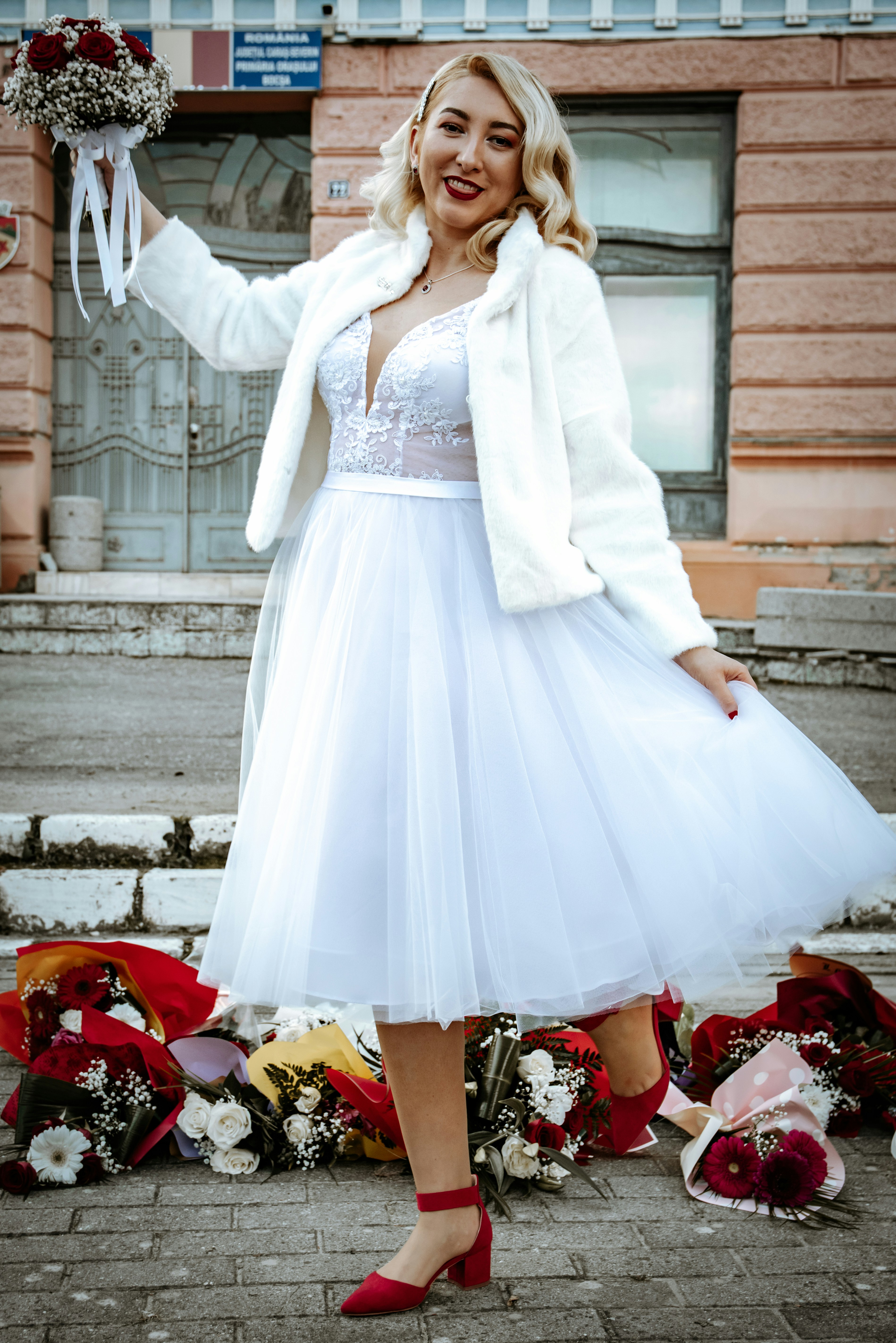 una persona in un vestito bianco