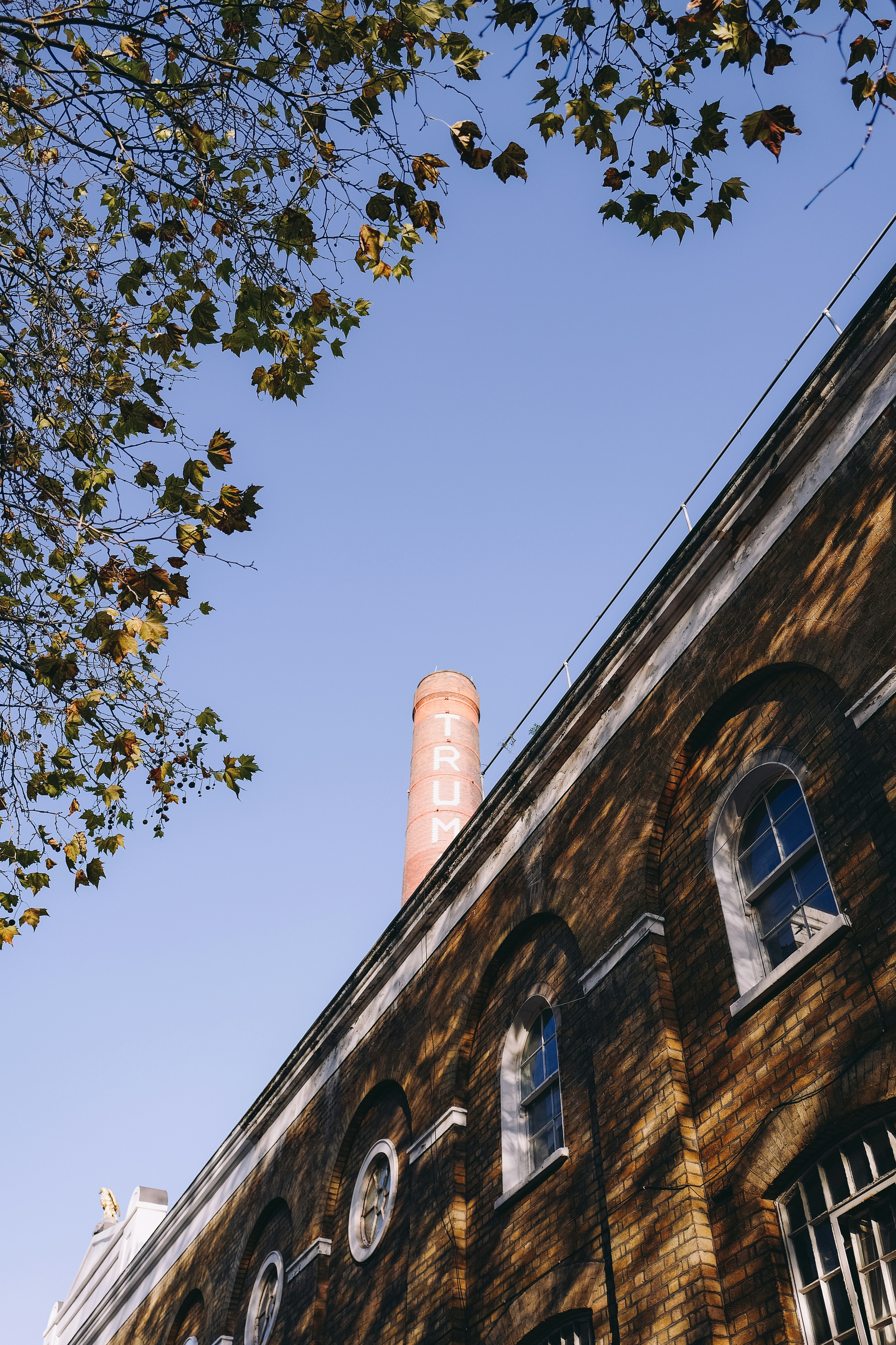 煙突のあるレンガ造りの建物