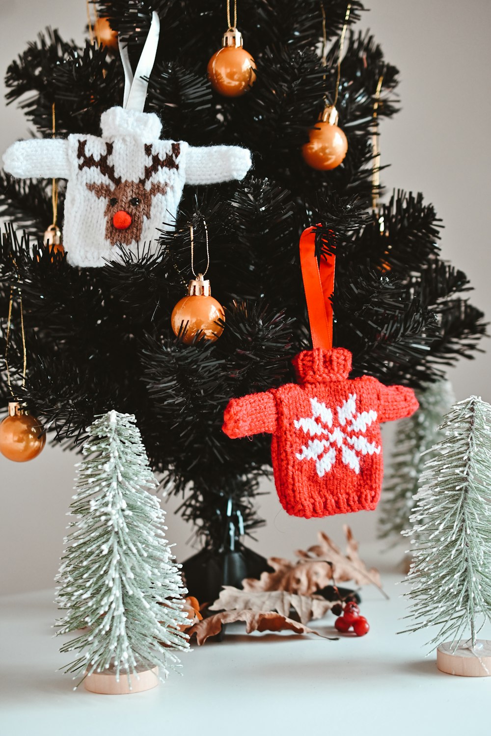 Un árbol de Navidad decorado con adornos