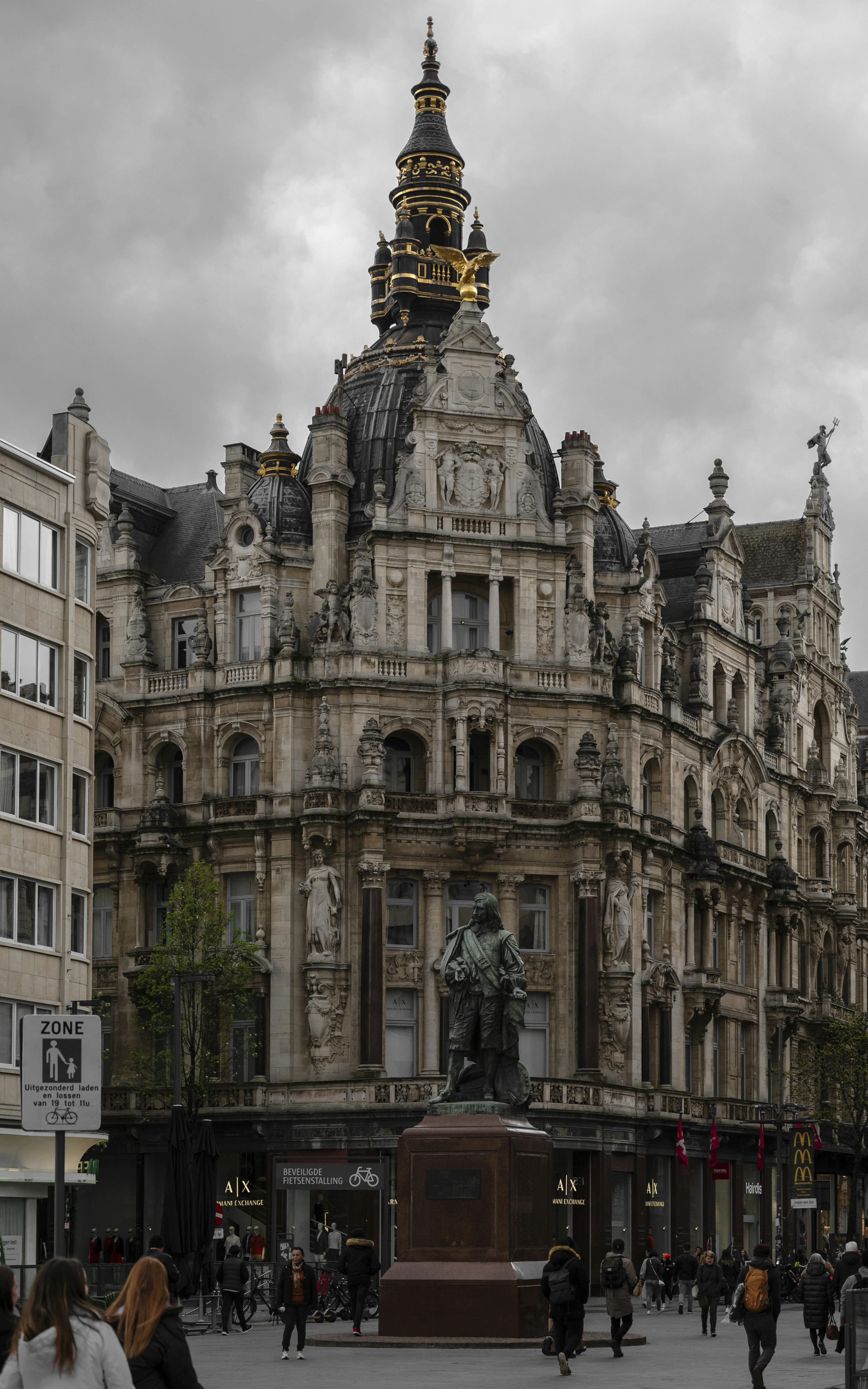 um grande edifício de pedra com uma estátua na frente dele