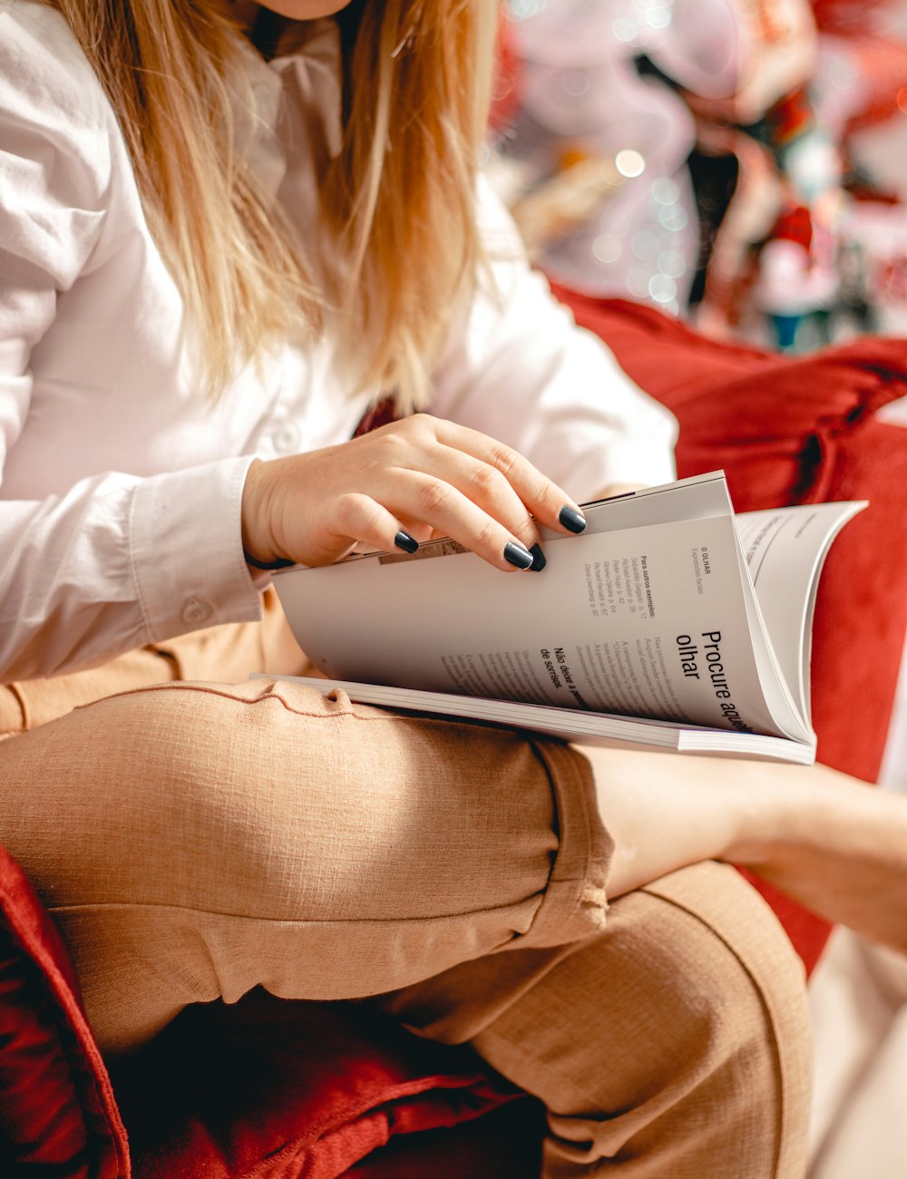 una persona leyendo un libro