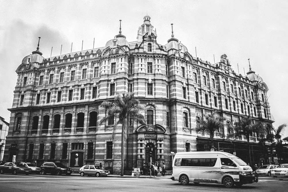 a large building with cars parked in front of it