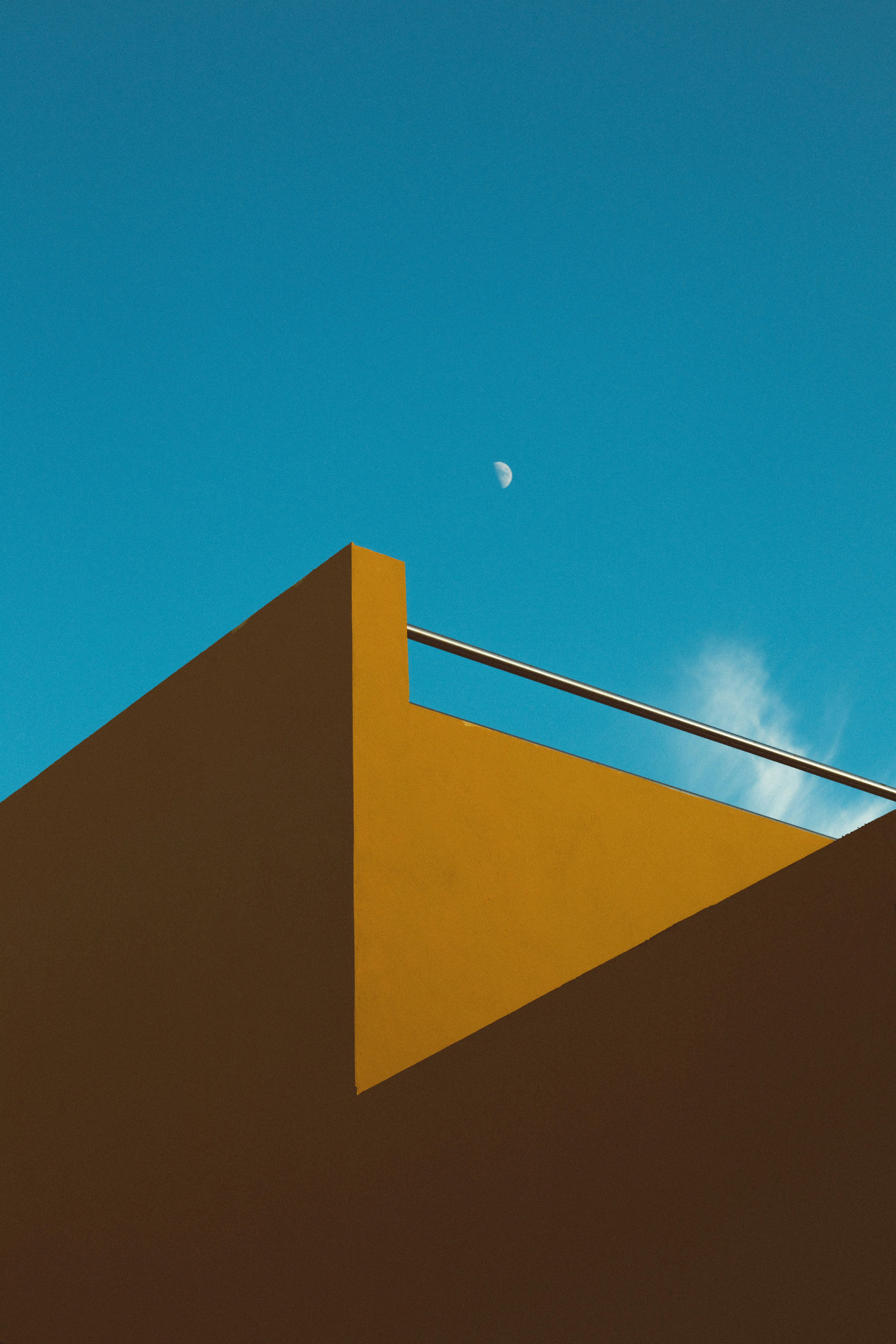 Un edificio amarillo con una luna creciente
