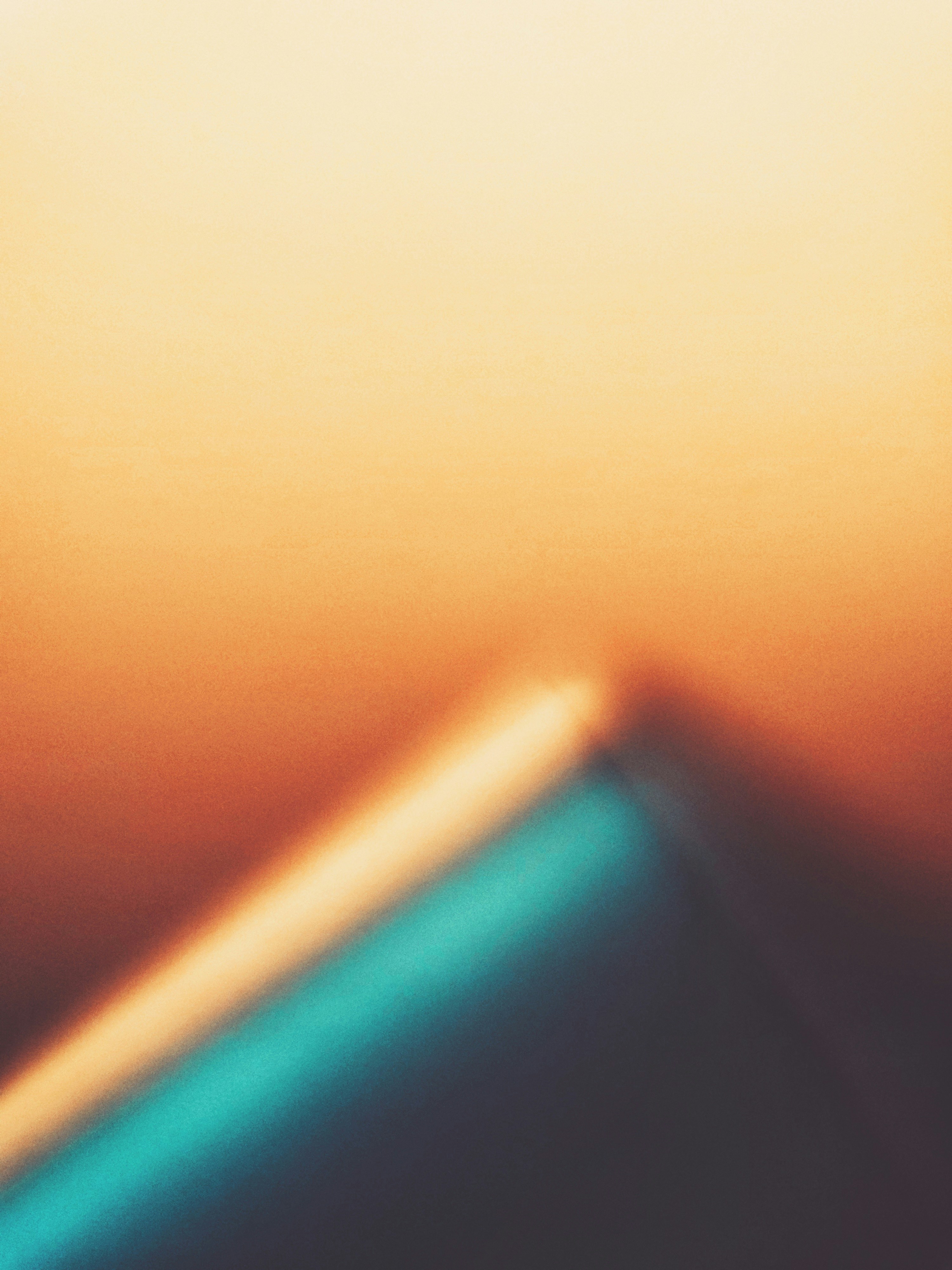 Un'immagine sfocata di un arcobaleno