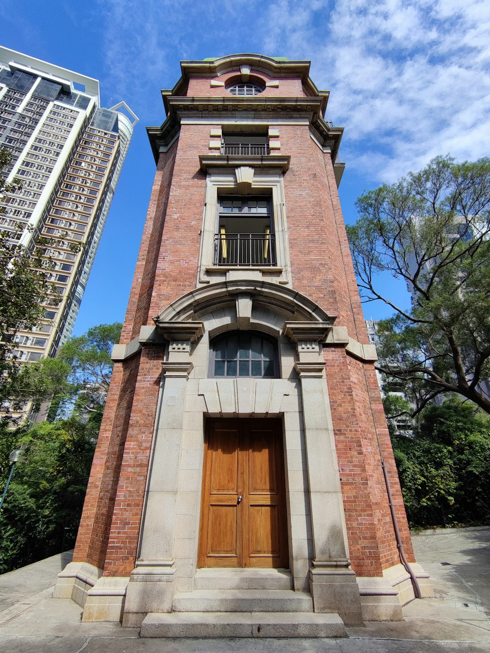 Un edificio di mattoni con una porta