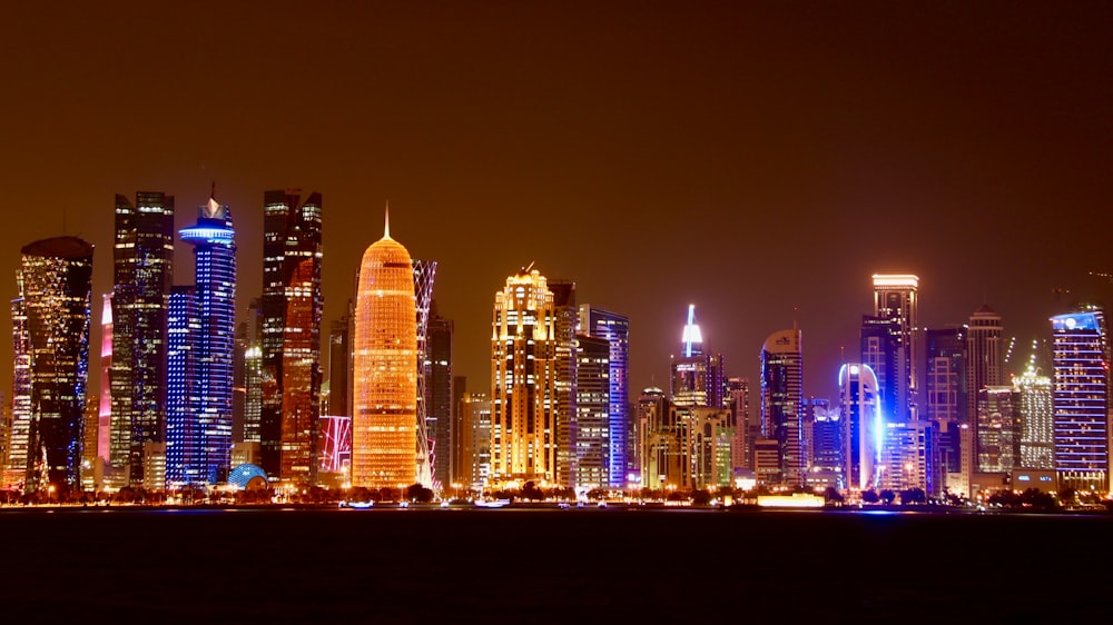 Eine Skyline der Stadt bei Nacht