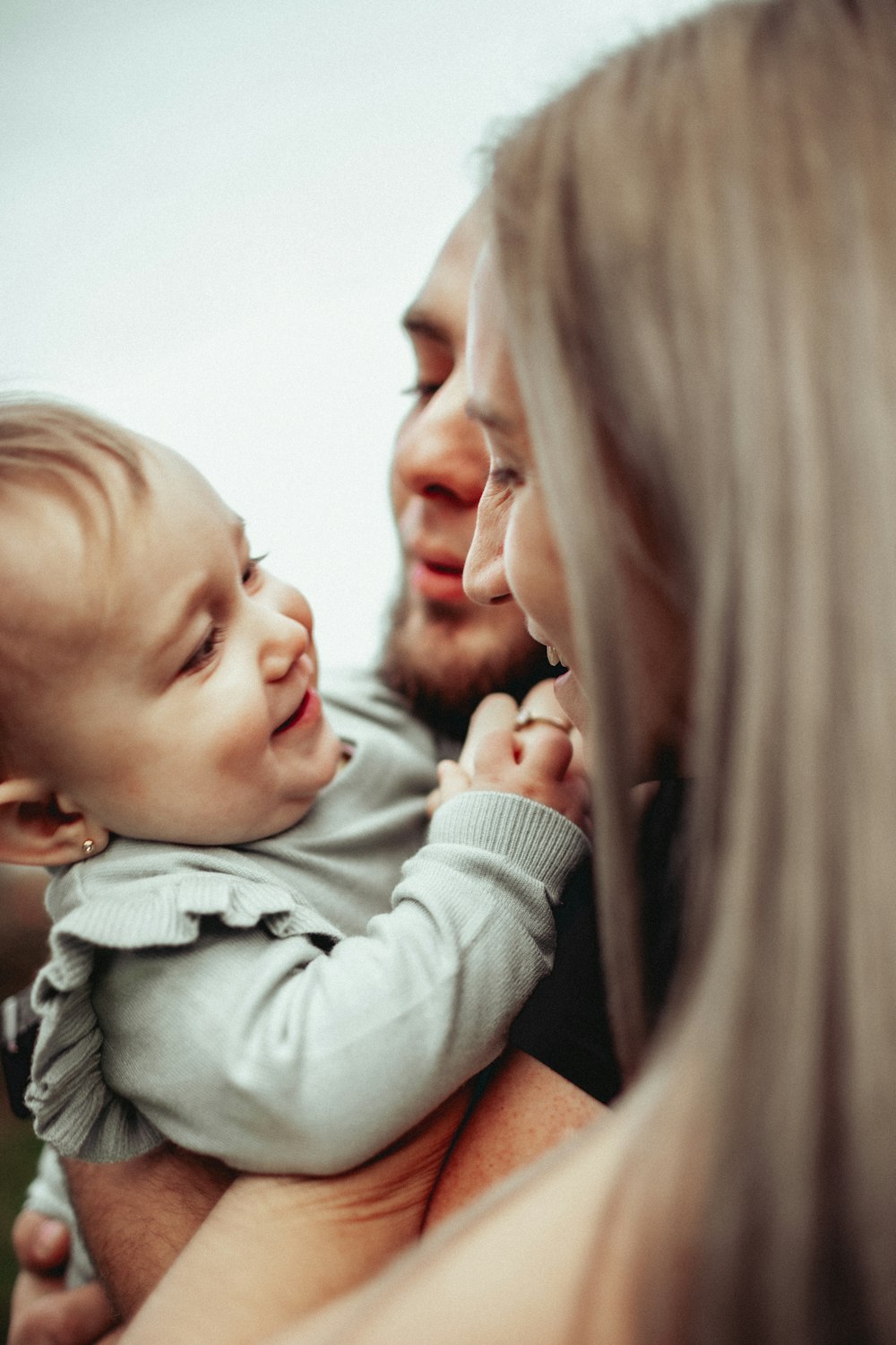 una persona che tiene in braccio un bambino