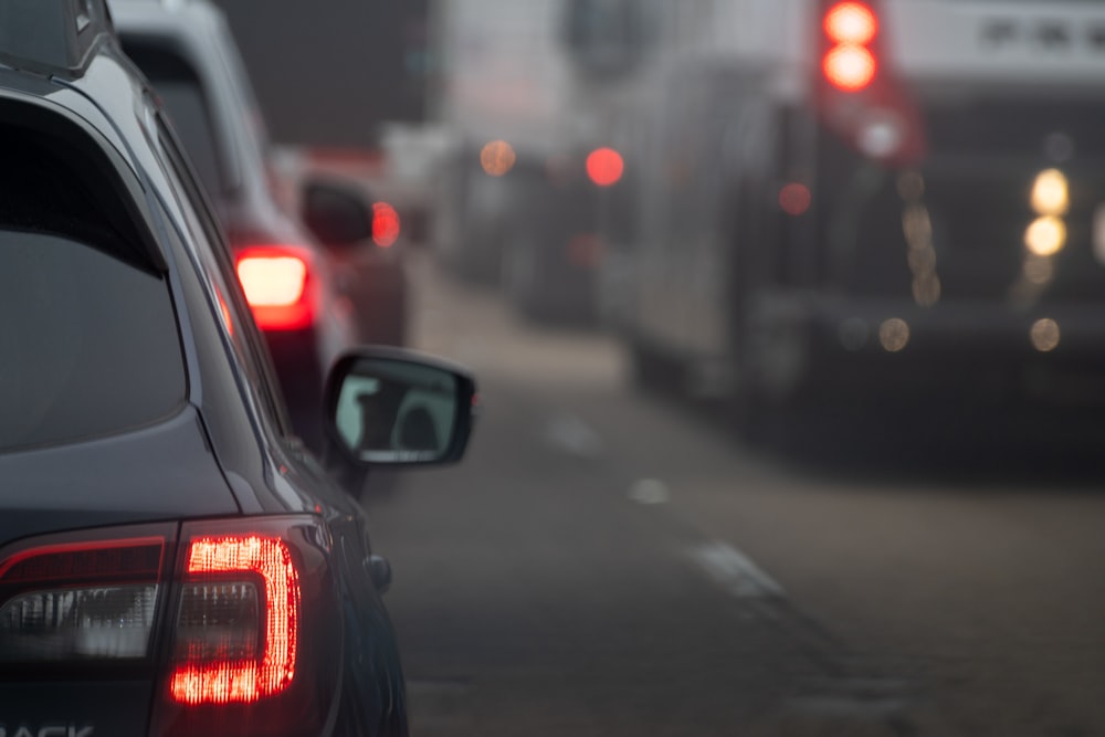 Un gruppo di auto su una strada