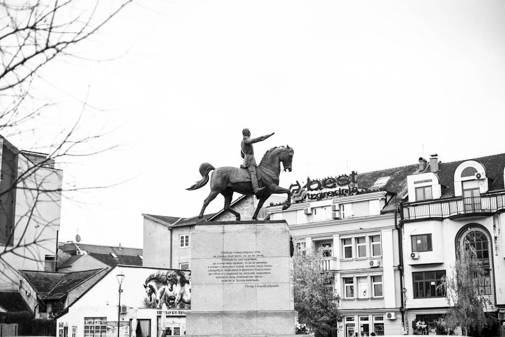 Una estatua de un hombre montando a caballo