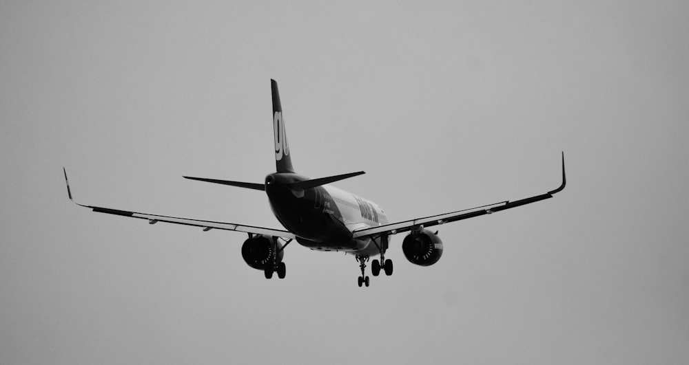 Un avion volant dans le ciel