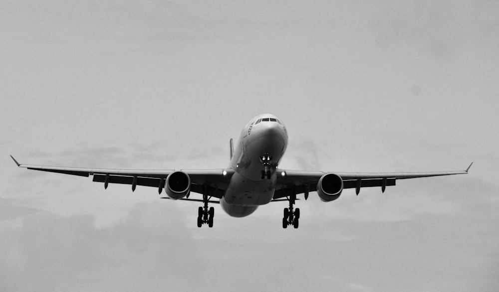 Un gran avión volando en el cielo