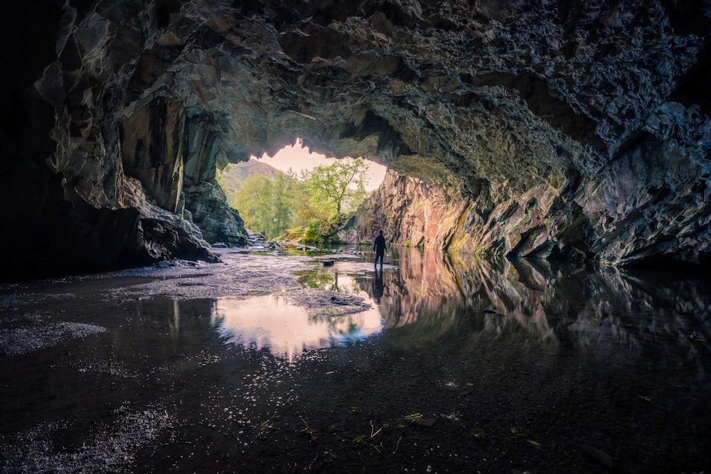 uma caverna com um rio nela