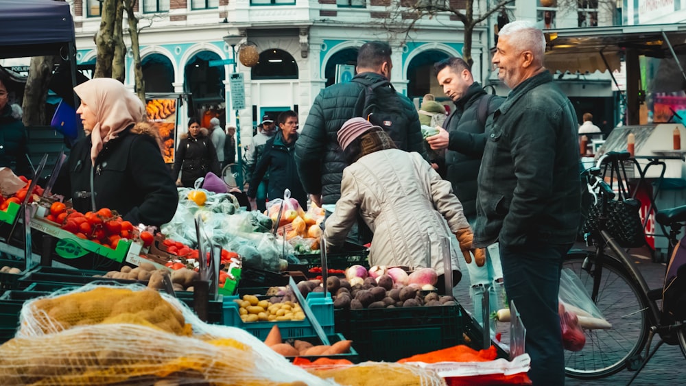 Les gens font leurs courses dans un marché fermier