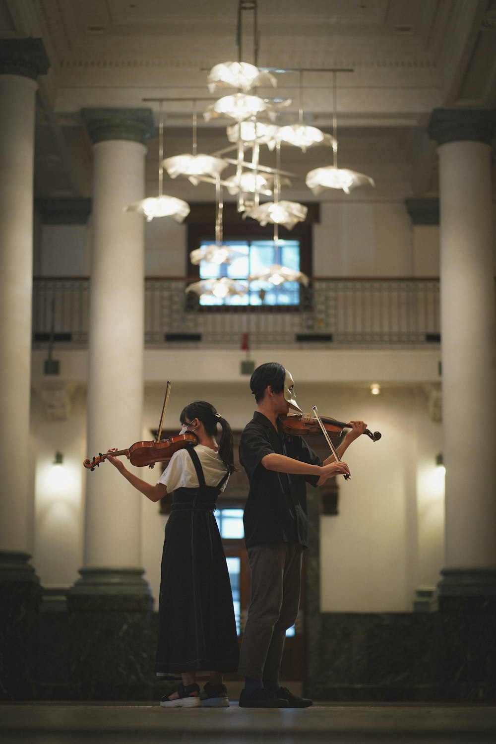Ein Mann und eine Frau spielen Geige