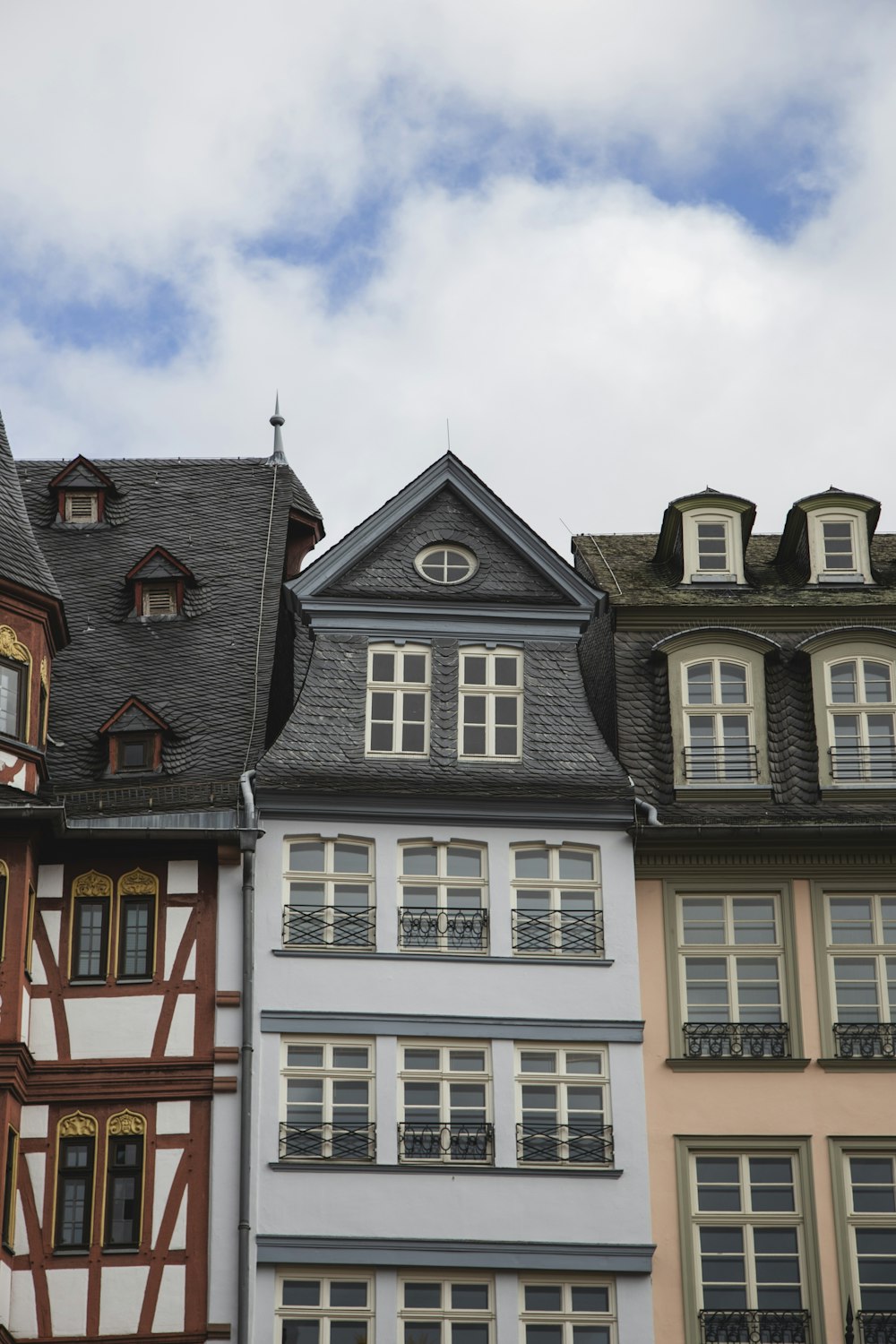 Un bâtiment avec de nombreuses fenêtres