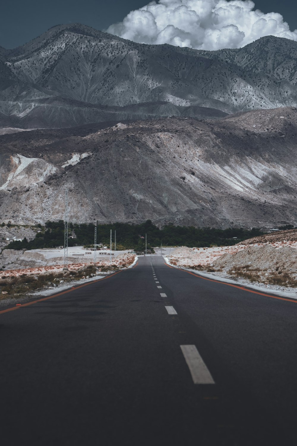 Una strada con le montagne sullo sfondo