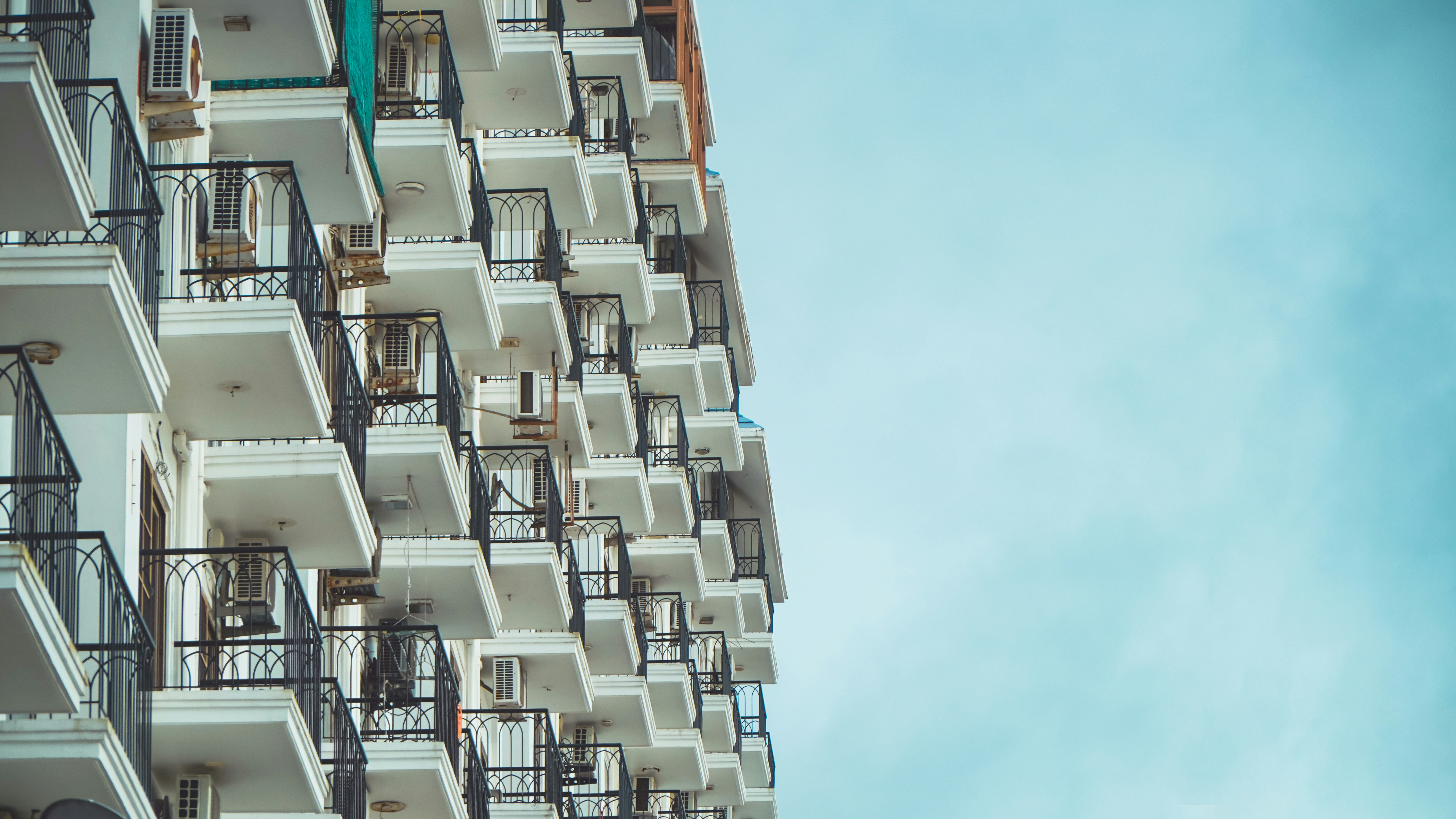 白い建物が立ち並ぶ