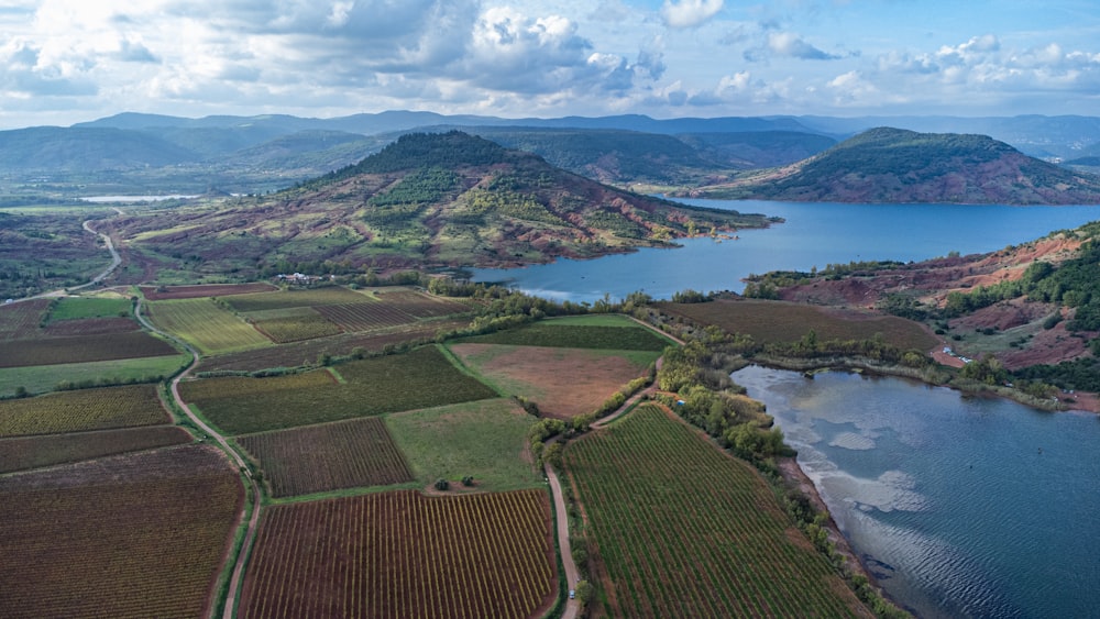 Eine Landschaft mit einem Gewässer und Land mit Gebäuden