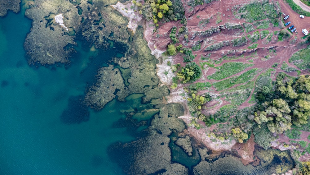 un cuerpo de agua con tierra a su alrededor