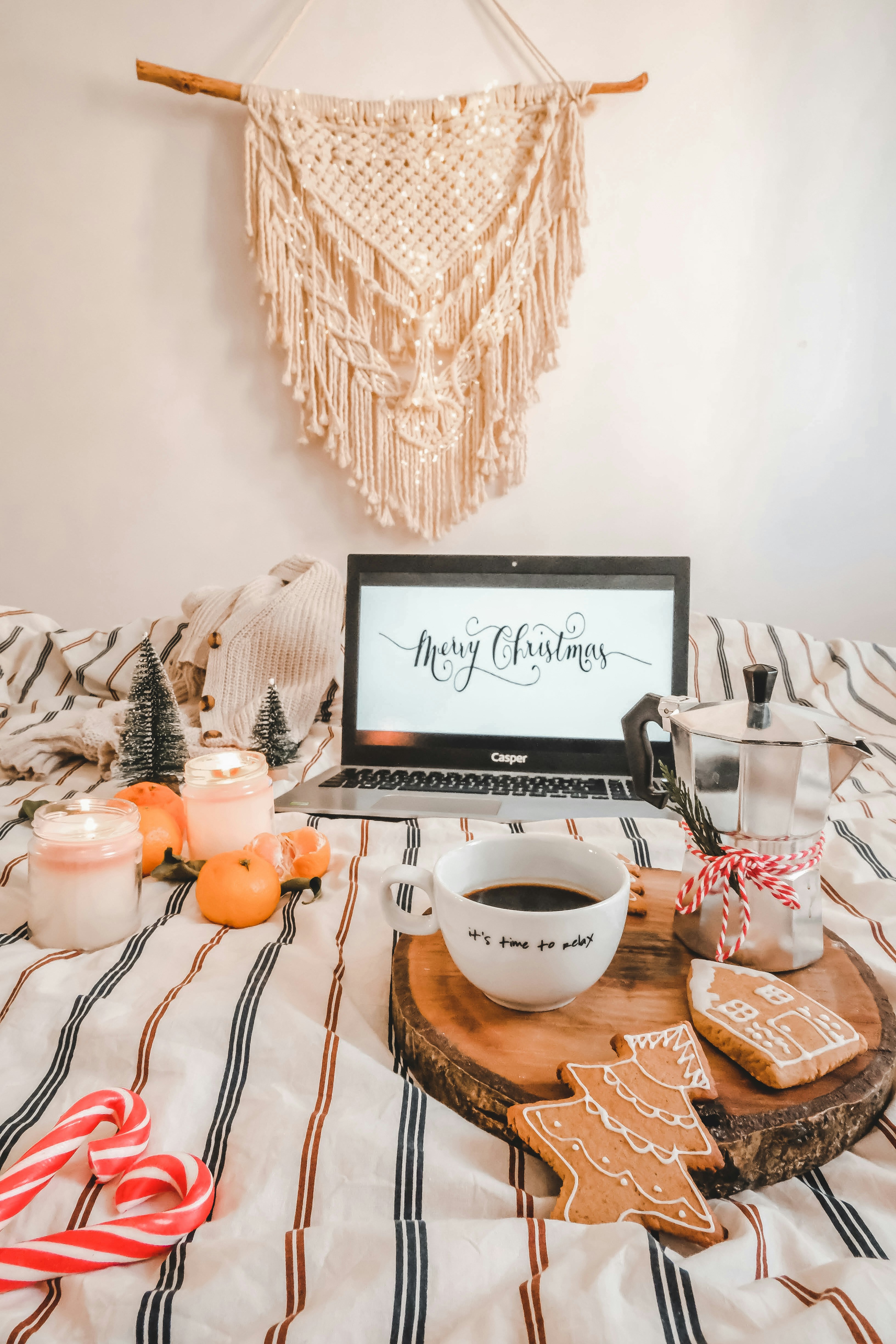 cozy winter crafting workspace, wallpaper, Crafts to Do in Winter for Adults: Cozy and Creative Ideas 5