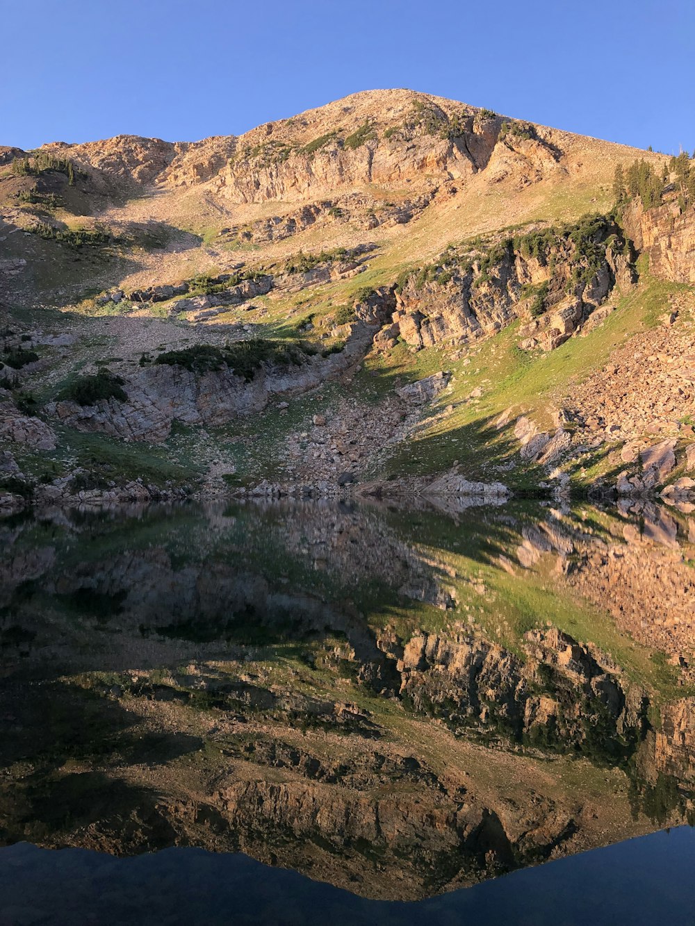 Una montaña con un valle debajo