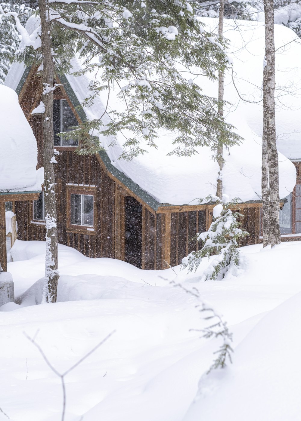 Ein Haus mit Schnee bedeckt