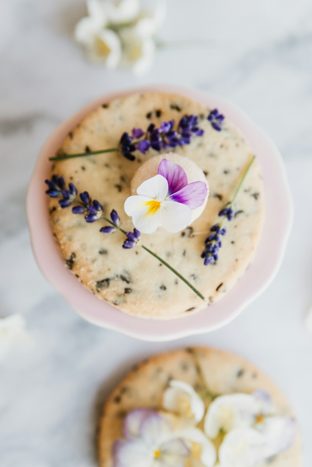 une assiette avec une fleur dessus