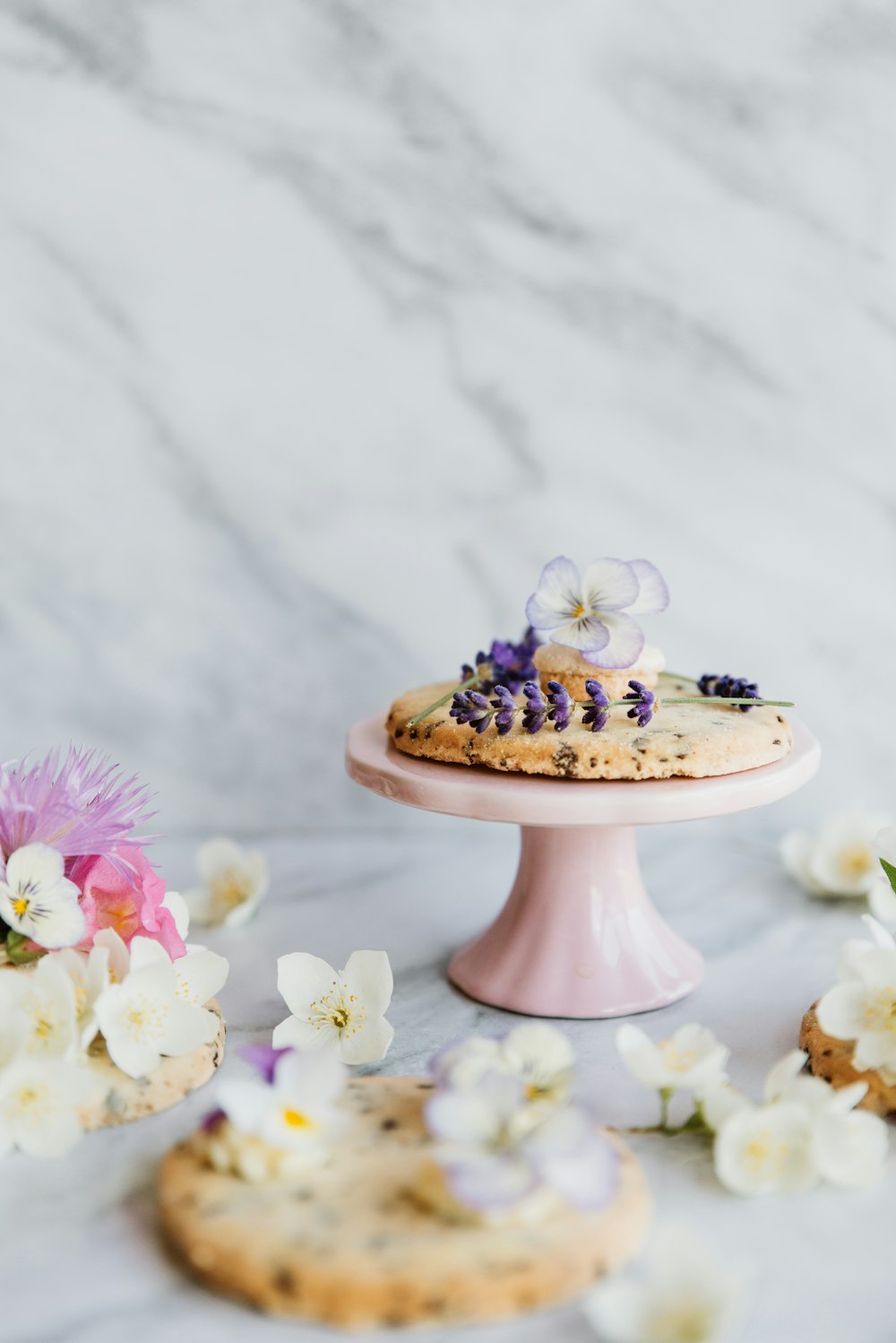 un cupcake avec du glaçage et des fleurs sur le dessus