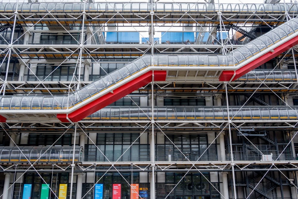 un treno sul Centre Georges Pompidou