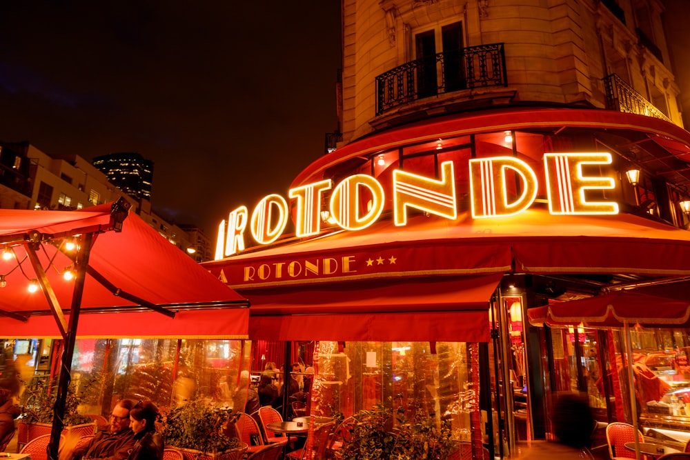 Un restaurante con luces rojas