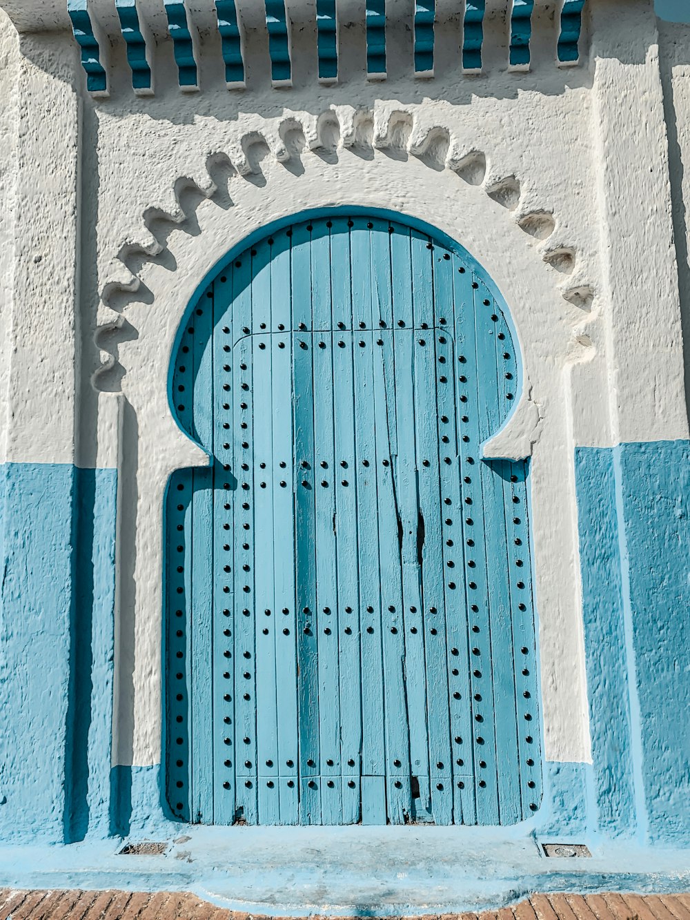 Una puerta azul en un edificio