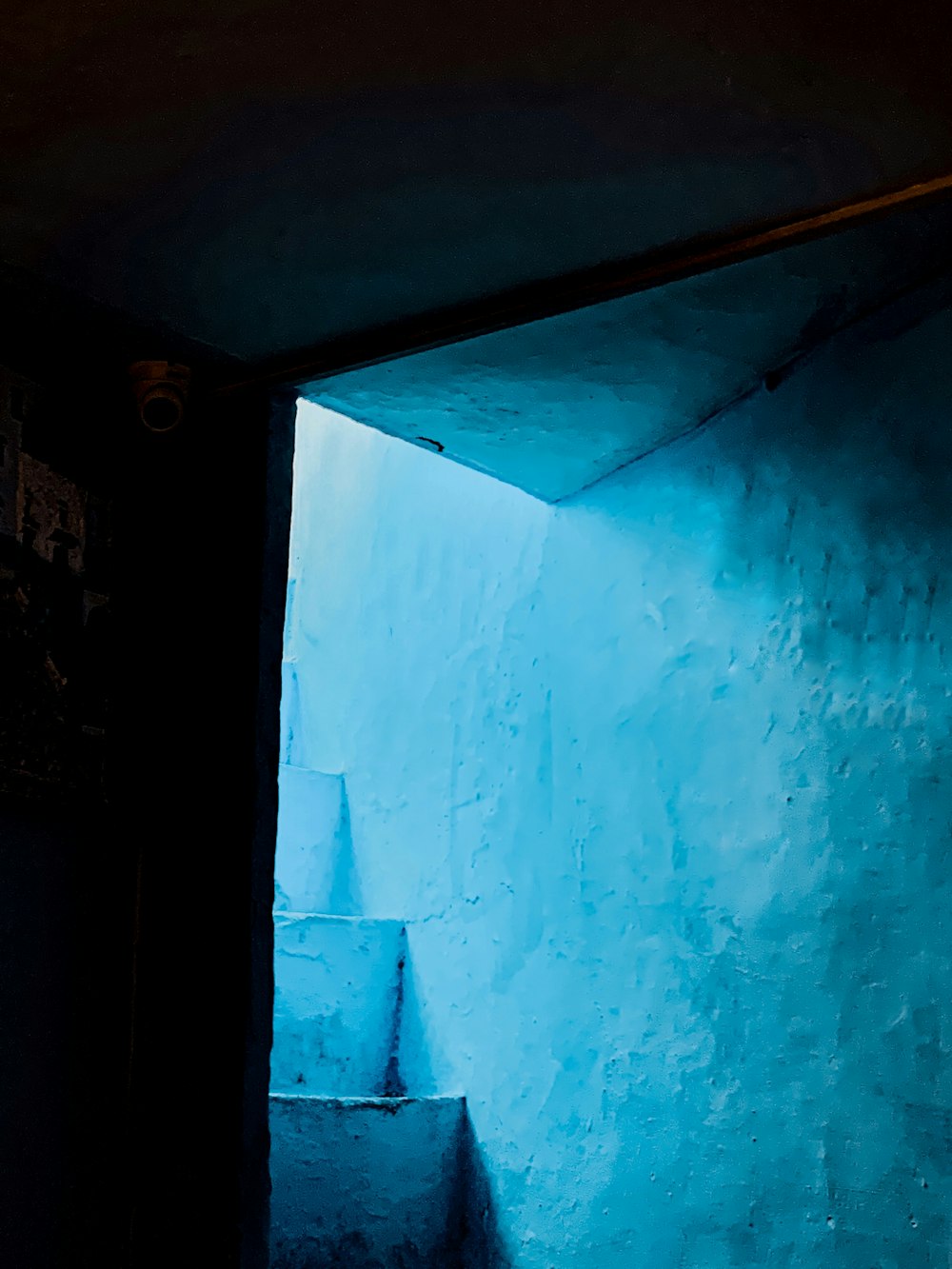 una pared azul con un agujero