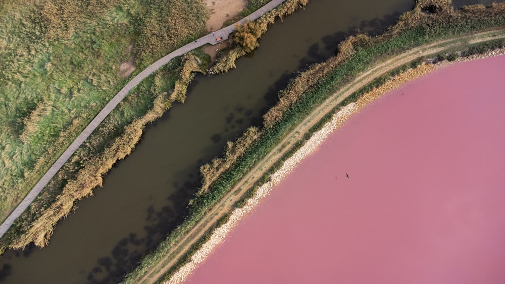 uma estrada com água ao lado