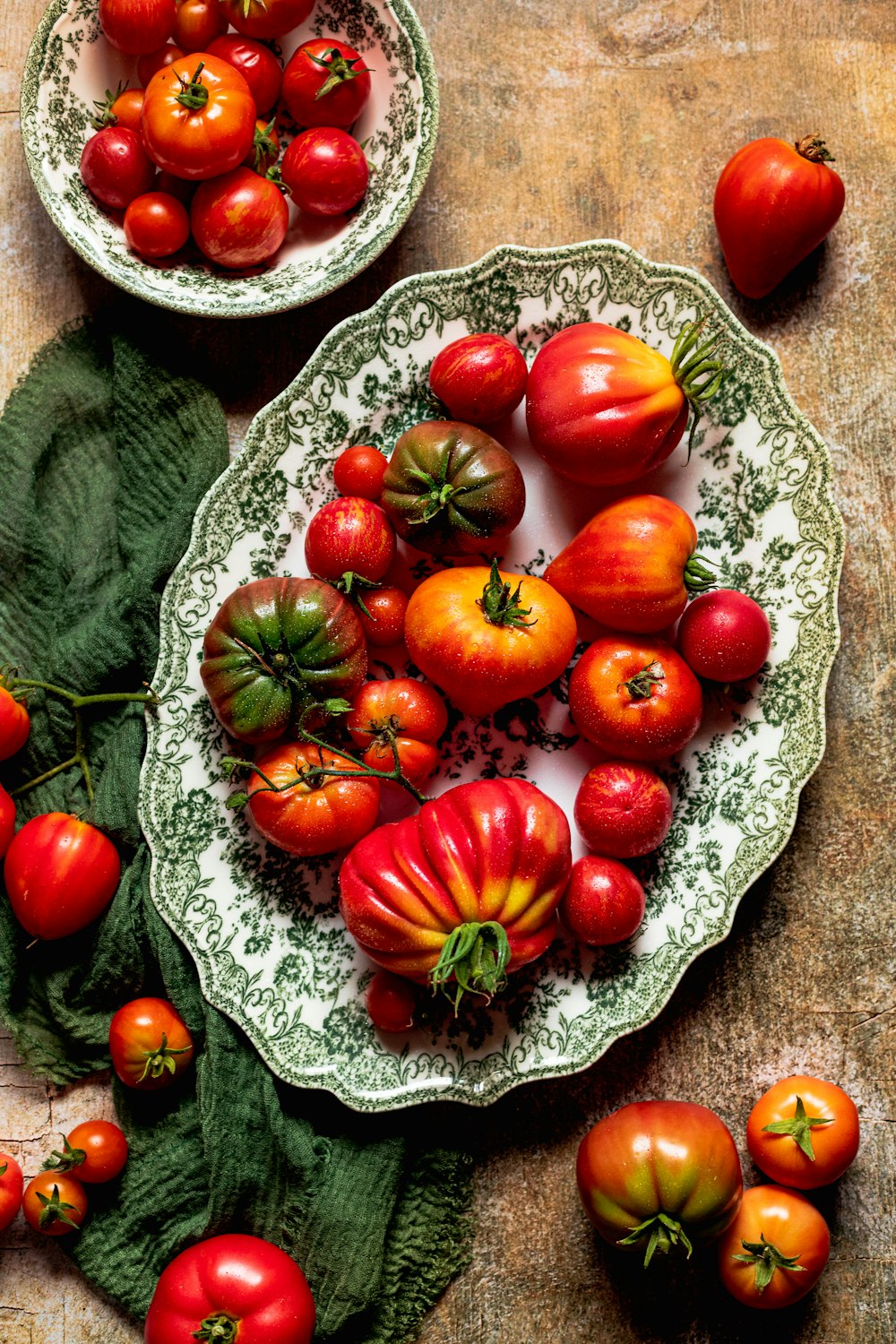 a plate of tomatoes