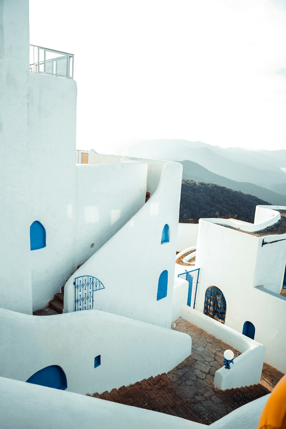 Un edificio blanco con ventanas azules