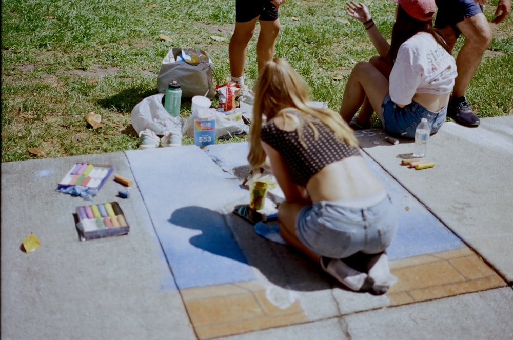 Un grupo de personas pintando en el suelo