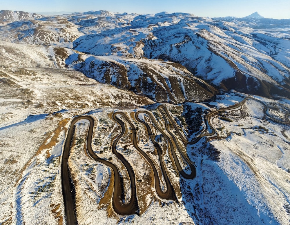 un gros plan de traces de pneus dans la neige