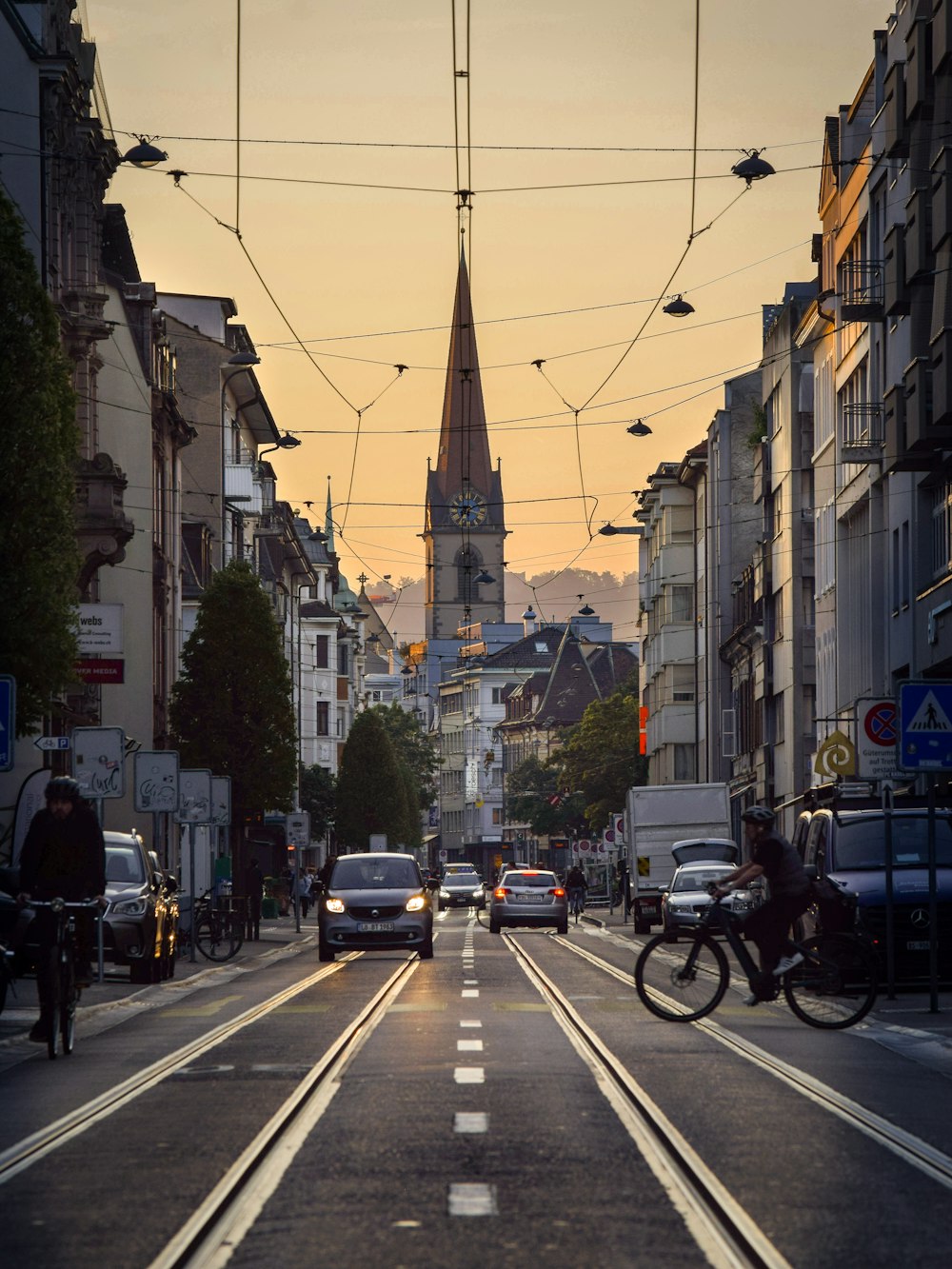 eine Stadtstraße mit Autos und Fahrrädern