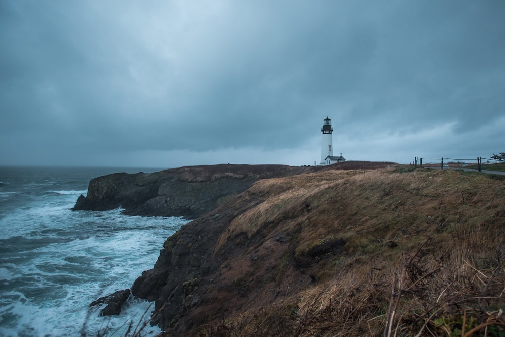 um farol em um penhasco rochoso