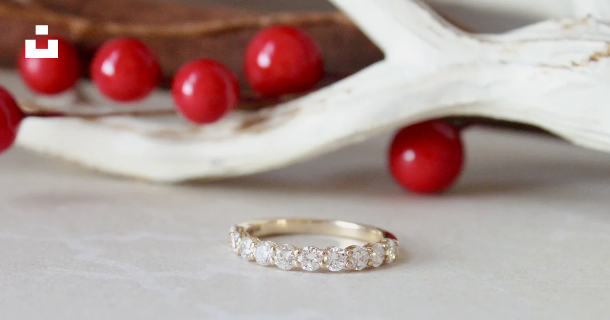 Foto Un Anillo Con Bolas Rojas Imagen Joyas Gratis En Unsplash foto-un-anillo-con-bolas-rojas-imagen-joyas-gratis-en-unsplash